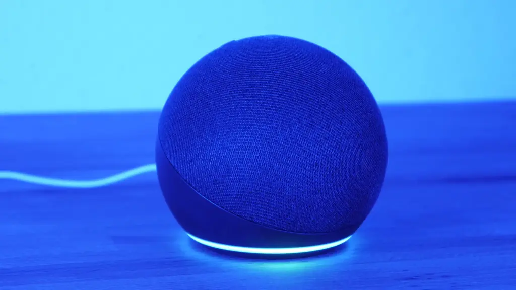 Echo Dot 4 in blauem Licht