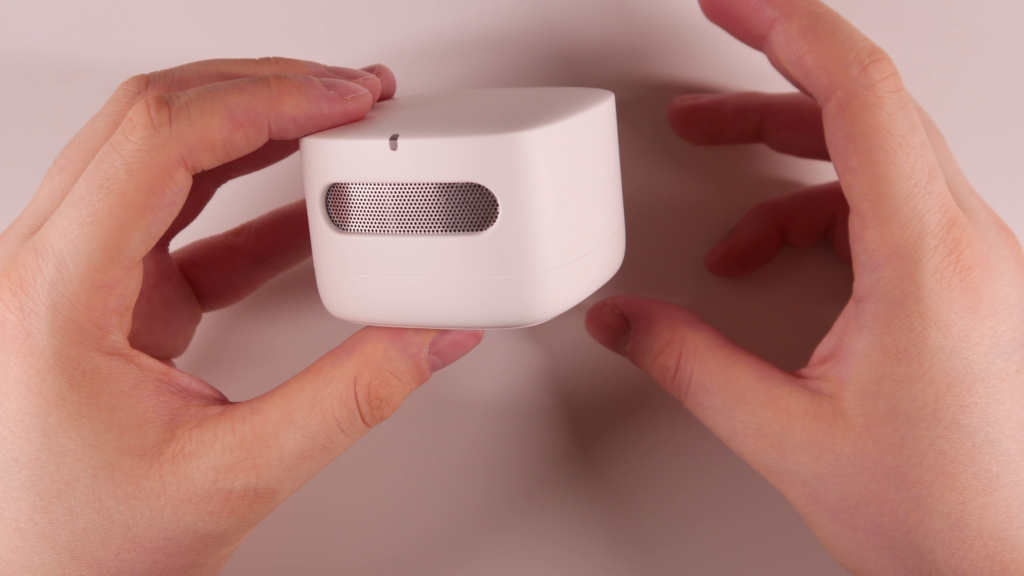 Smart Air Quality Monitor in der Hand